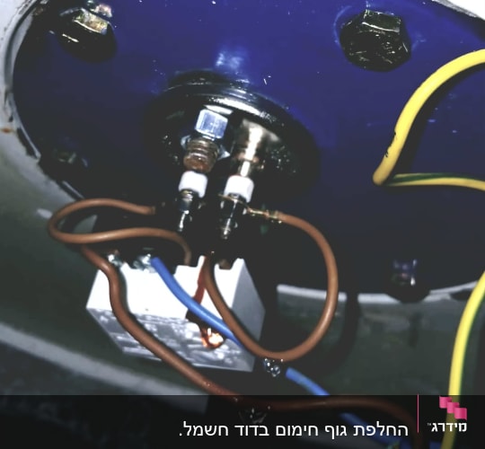 חיבורים חשמליים בדוד שמש עם חוטים צבעוניים